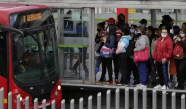 Aglomeración en Transmilenio no permite el distanciamiento social requerido.