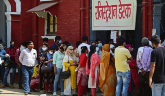 Largas filas para realizarse pruebas de coronavirus en India