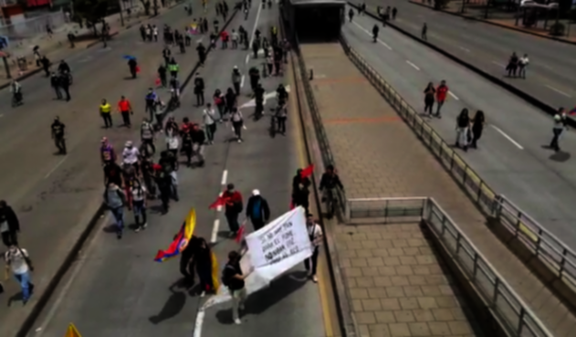 Estación Comuneros de Transmilenio, punto neurálgico de la NQS, bloqueada totalmente Estación Comuneros de Transmilenio, punto neurálgico de la NQS, bloqueada totalmente