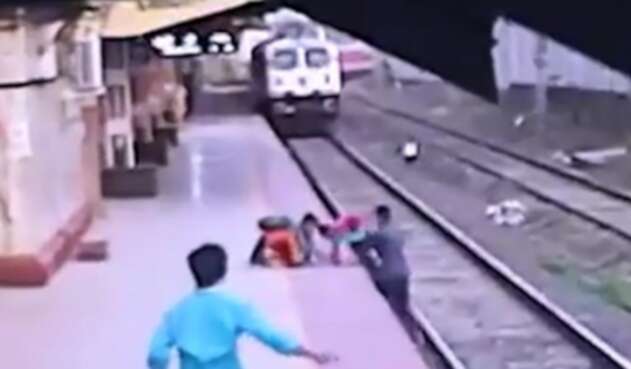 niño salvado vías de tren