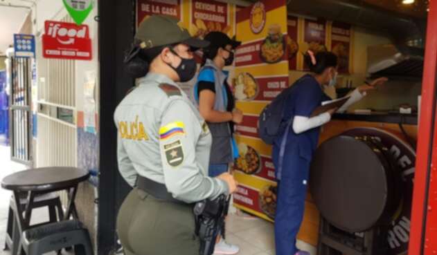 Vigilan cumplimiento del toque de queda en Medellín