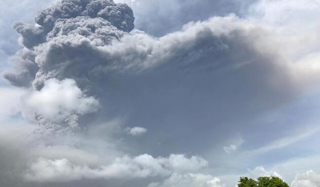 Volcán La Soufriere hizo erupción