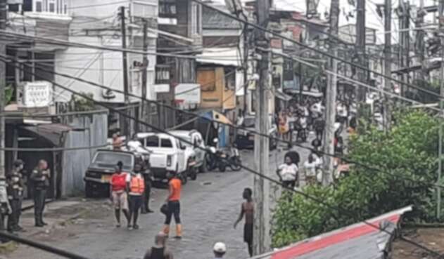 Una persona muerta y un uniformado herido