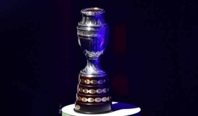 La Copa América inicialmente iba a ser realizada en Colombia y Argentina. Trofeo de Copa América 2021