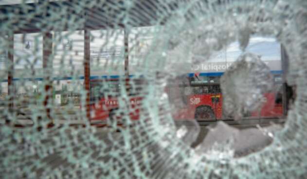 Vandalismo contra una de las estaciones de Transmilenio, en el sur de Bogotá.