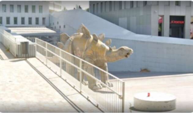 Cadáver dentro de estatua de dinosaurio