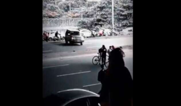 Camioneta dispara en medio de manifestación en Medellín Camioneta dispara en medio de manifestación en Medellín