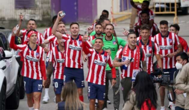 Jugadores del Atlético celebran el título con sus hinchas