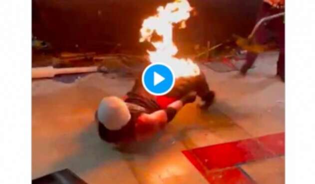 Luchador acabó en llamas al hacer un truco mal