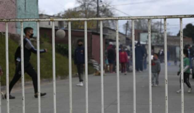Niños en Argentina juegan fútbol en medio de pandemia por coronavirus.
