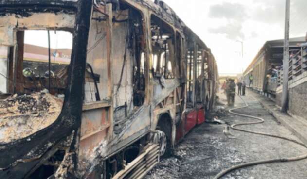 Bus de Transmilenio incinerado Bus de Transmilenio incinerado