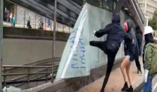 Vandalismo en la estación de Transmilenio del Museo Nacional