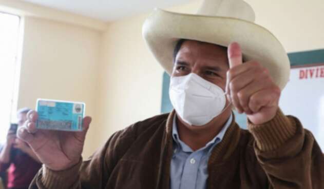 Pedro Castillo tras emitir su voto en las elecciones en Perú