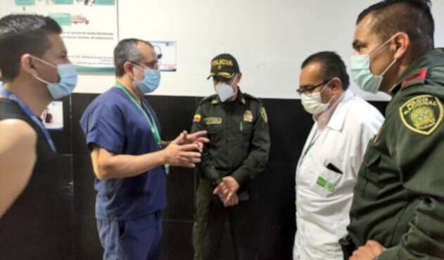 Médicos del HUs y policia recibiendo diagnóstico de uniformado herido
