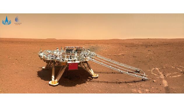 Robot Zhurong en Marte porta la bandera de China