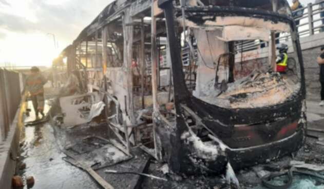 Bus de transmilenio incinerado