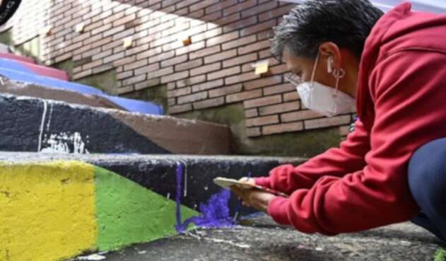 Claudia López pinta escalera LGTBI en Bogotá
