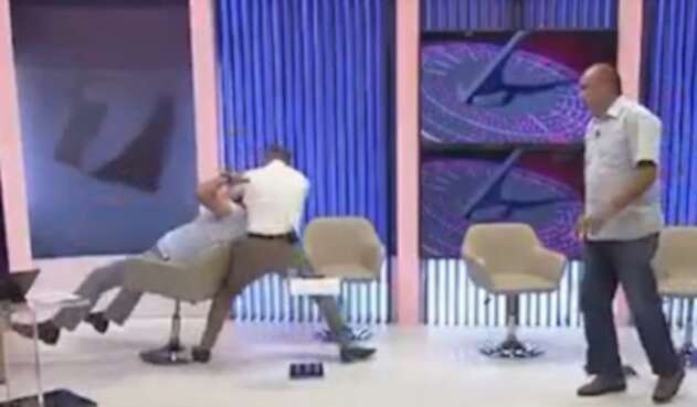 Pelea de políticos Pelea de políticos