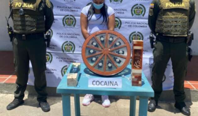 En lamparas y una mesa transportaba el estupefaciente