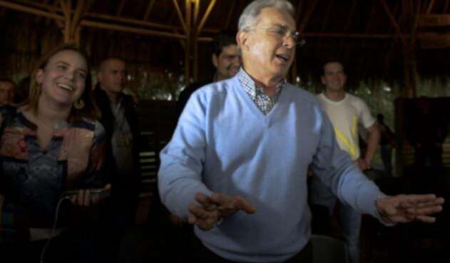 ALVAROURIBEVELEZRIONEGROAFPLAFM1.jpg