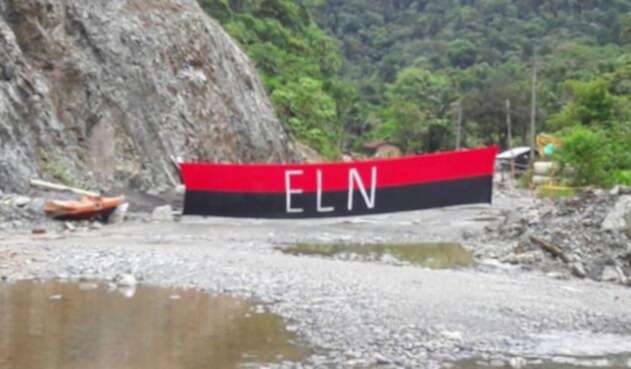 Bandera-ELN-Gobernación-de-Chocó.jpg