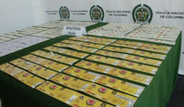Boletas fraudulentas decomisadas. BoletasColombiaBrasilFM1.jpeg