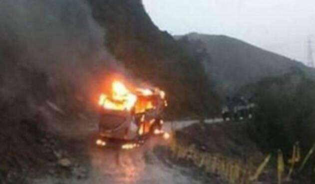 Bus-quemado-ELN-Chocó-Suministrada.jpg