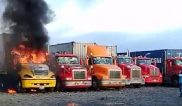 CamionesQuemadosBuenaventura1.jpg