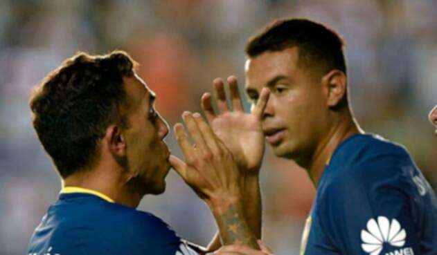 Carlos-Tévez-y-Edwin-Cardona-en-Boca-Juniors-FOTO-AFP.jpg