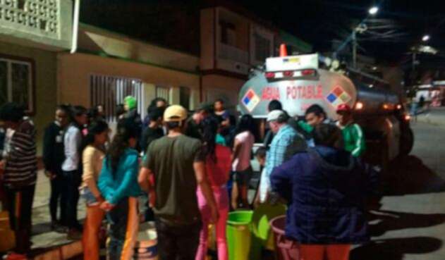 Carrotanques-con-agua-en-Vélez-LA-FM.jpg
