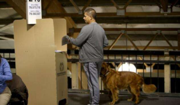 Ciudadano-ejerciendo-su-derecho-al-voto-LA-FM.jpg