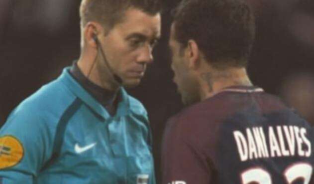 DaniAlvesArbitroEncareINSTAGRAM.jpg
