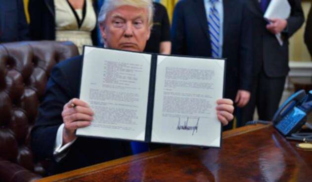 DonaldTrumpfirmando.jpg