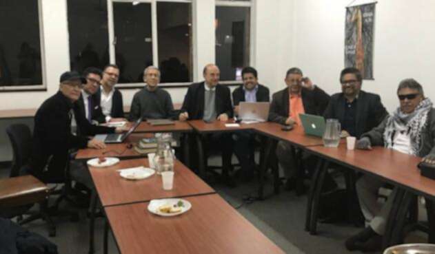 Farc-y-Paras-LA-FM-Álvaro-Leyva.jpg
