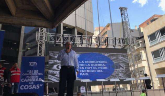 Fernando-Carrillo-@fcarrilloflorez-LA-FM.jpg