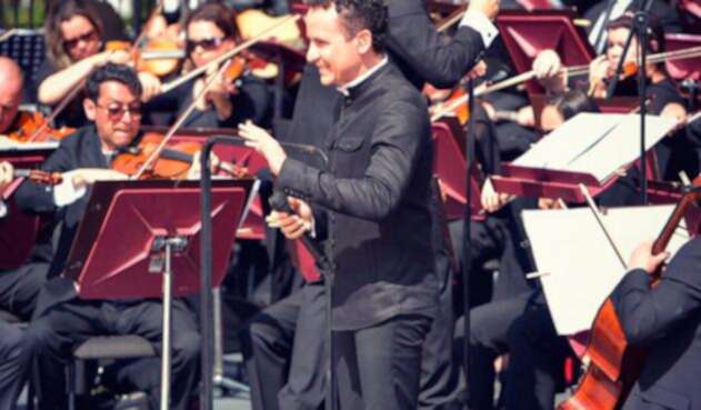 Fonseca-canta-al-papa-Twitter.jpg