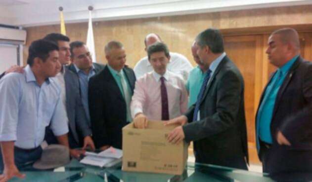 Gobernador-Luis-Pérez-LA-FM.jpg