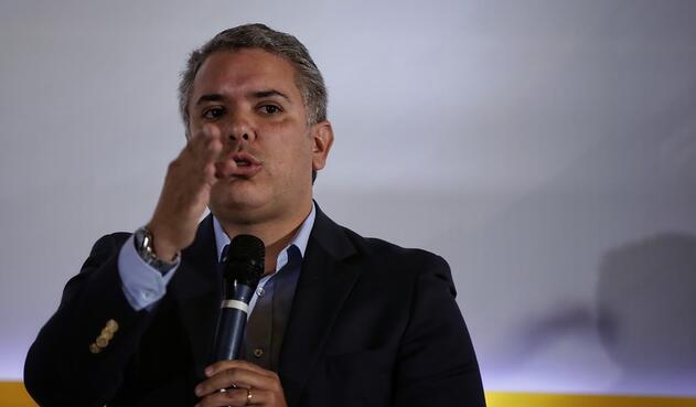 IvanDuqueMicroRefCOLPRENSA.jpg