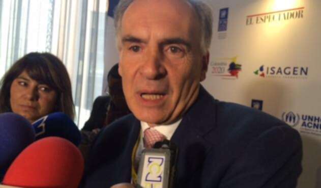 JeanArnaultLAFMRCNRADIO.jpg