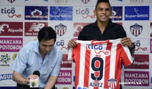 JonathanÁlvezFichajeJuniorOFICIAL.jpg