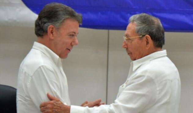 Juan-Manuel-Santos-Raúl-Castro-LA-FM-AFP.jpg