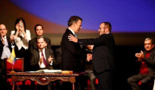 Juan-Manuel-Santos-y-Timochenko-Colprensa.jpg
