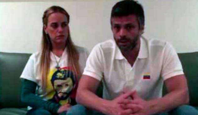 Leopoldo López junto a su esposa Lilian Tintori, en medio de su detención. Leopoldo López junto a su esposa Lilian Tintori, en medio de su detención.