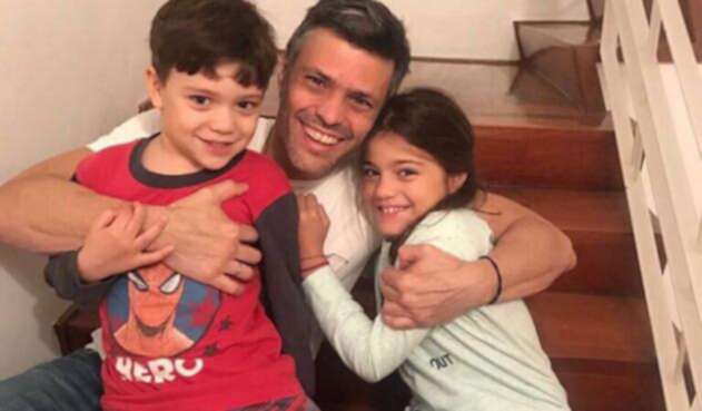 Leopoldo-con-sus-hijos.jpg