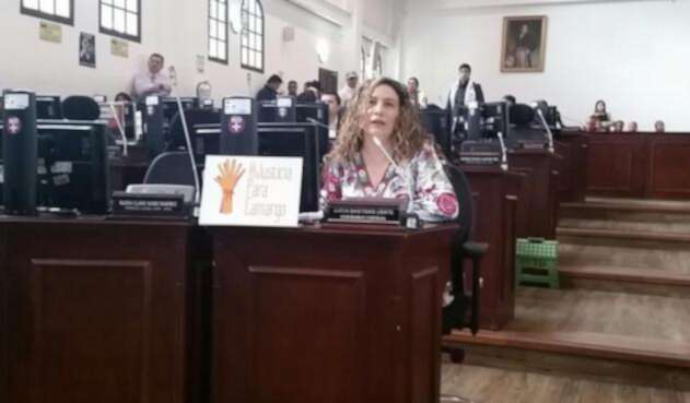 Lucia-Bastidas-@luciabastidasu-LA-FM.jpg