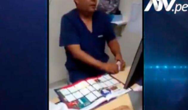 Médico-llenando-album-panini.jpg