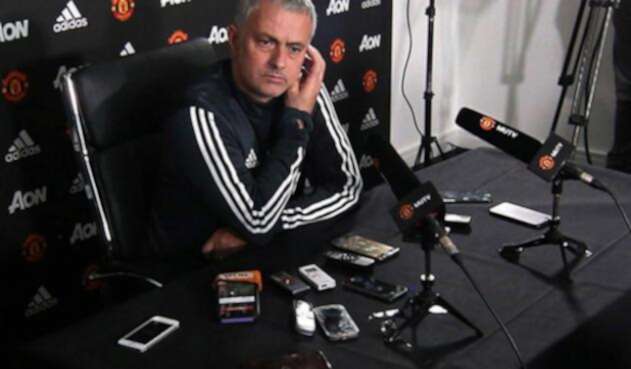 ManchesterUnitedMourinhoFotoOficial1.jpg