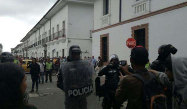 ManifestacionPopayanPolicia1SuminLAFM.jpg