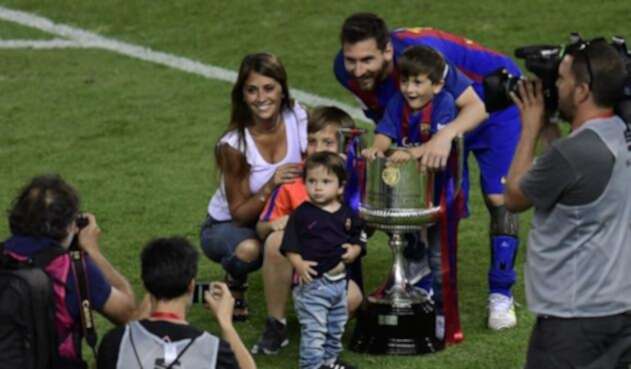 MessiAntonellaBarcaAFP1.jpg