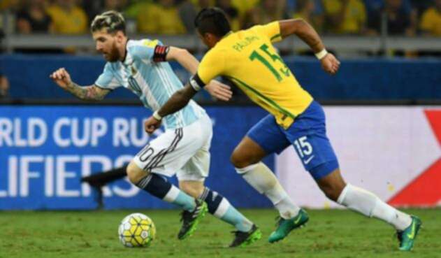 MessiPaulinhoAFP.jpg